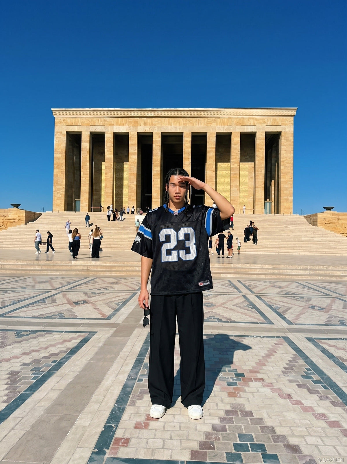 DAXUEN Oversized jersey t-shirt with graphic details — model photo