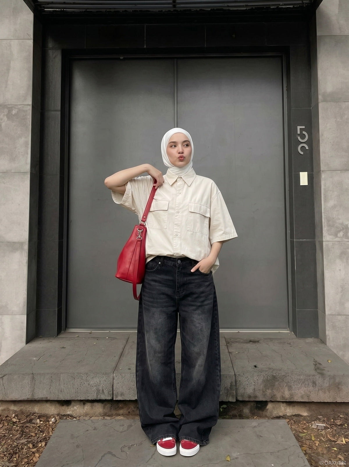 DAXUEN Oversized short-sleeve button-up shirt in cream and brown — model photo
