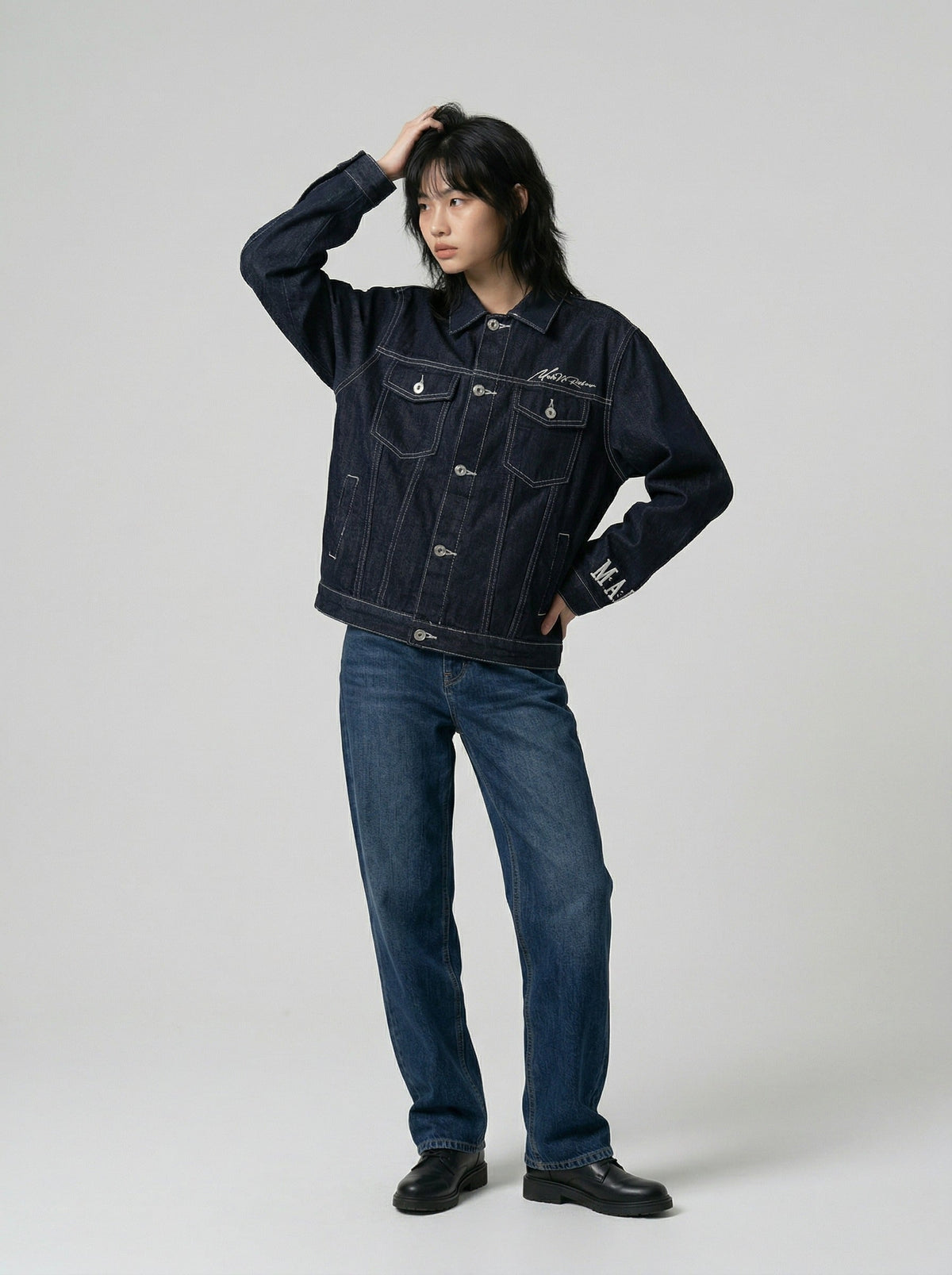 DAXUEN Oversized denim jacket with embroidery and pockets — model photo