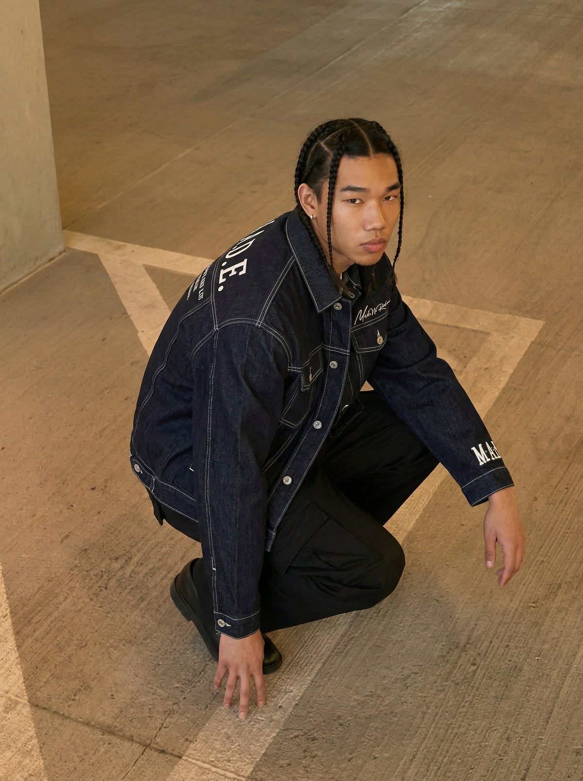 DAXUEN Oversized denim jacket with embroidery and pockets — model photo