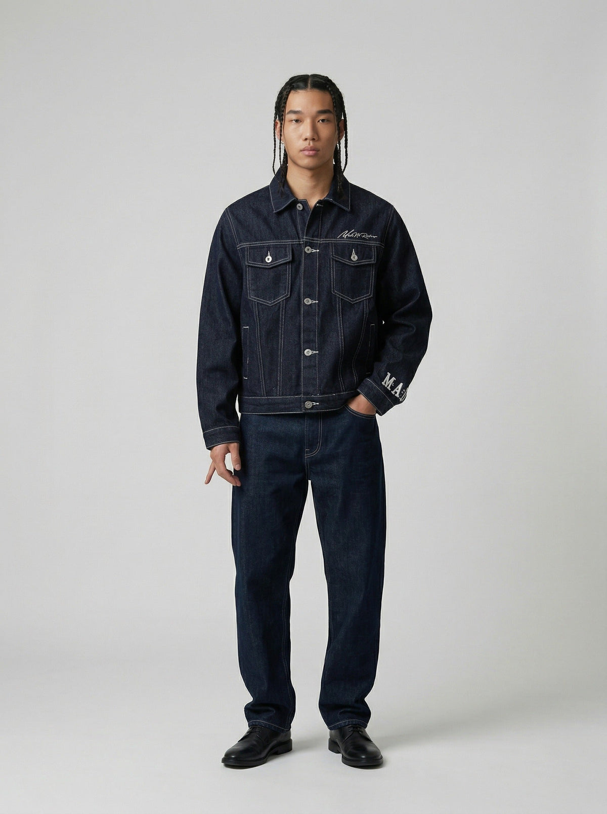 DAXUEN Oversized denim jacket with embroidery and pockets — model photo