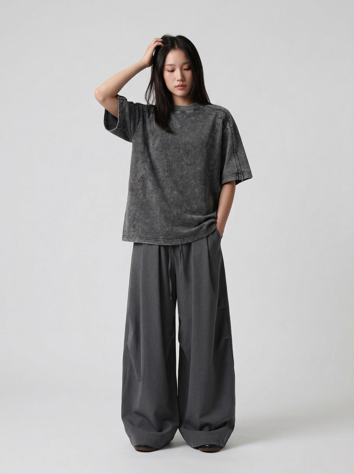 DAXUEN Oversized short-sleeved distressed crewneck T-shirt — model photo