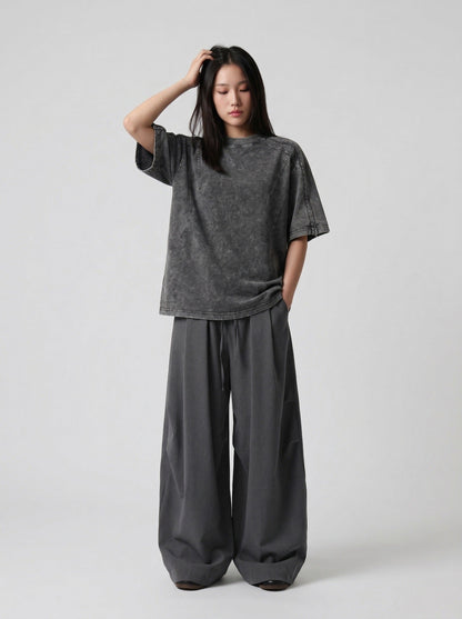 DAXUEN Oversized short-sleeved distressed crewneck T-shirt — model photo