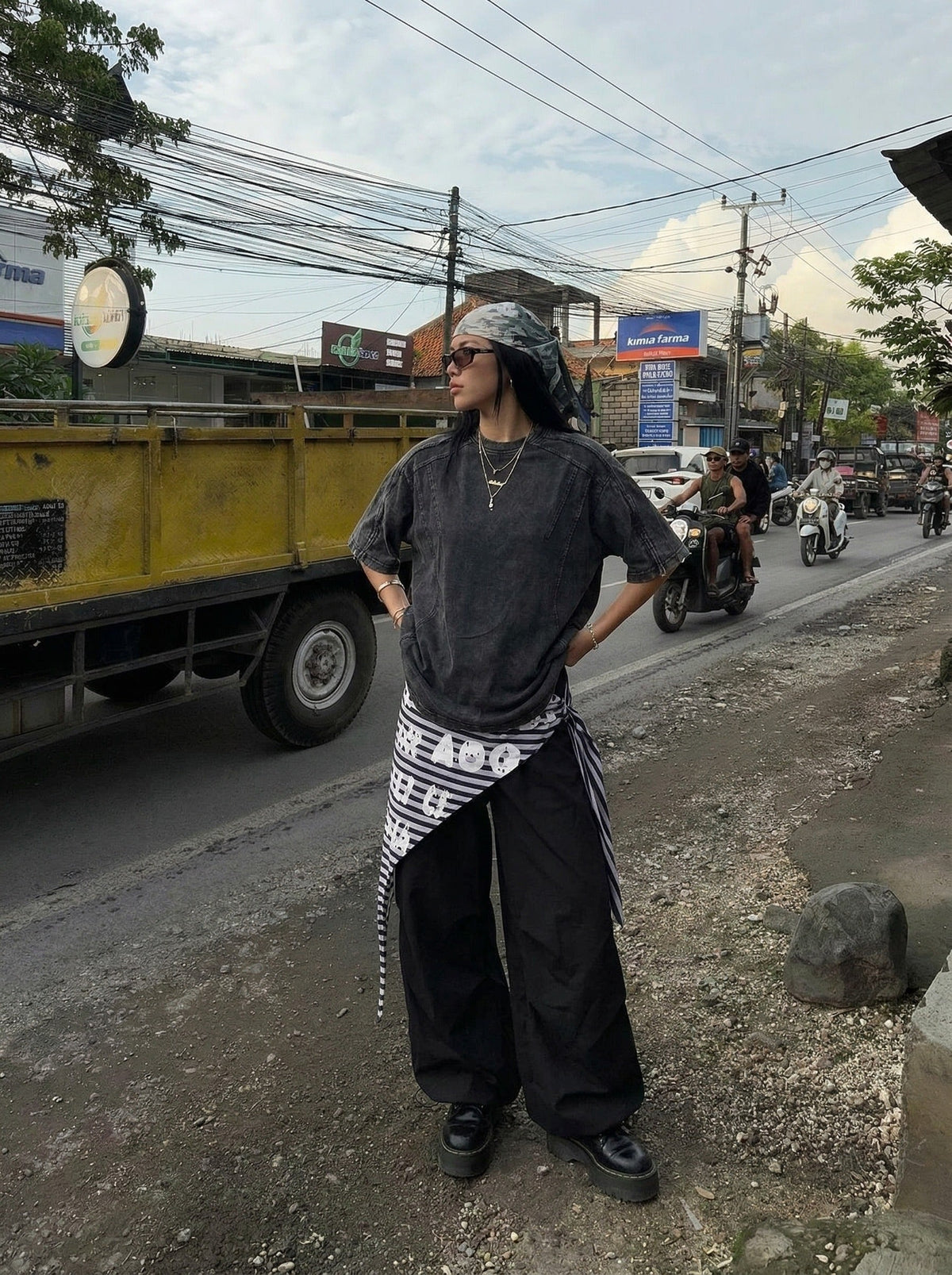 DAXUEN Oversized short-sleeved distressed crewneck T-shirt — model photo