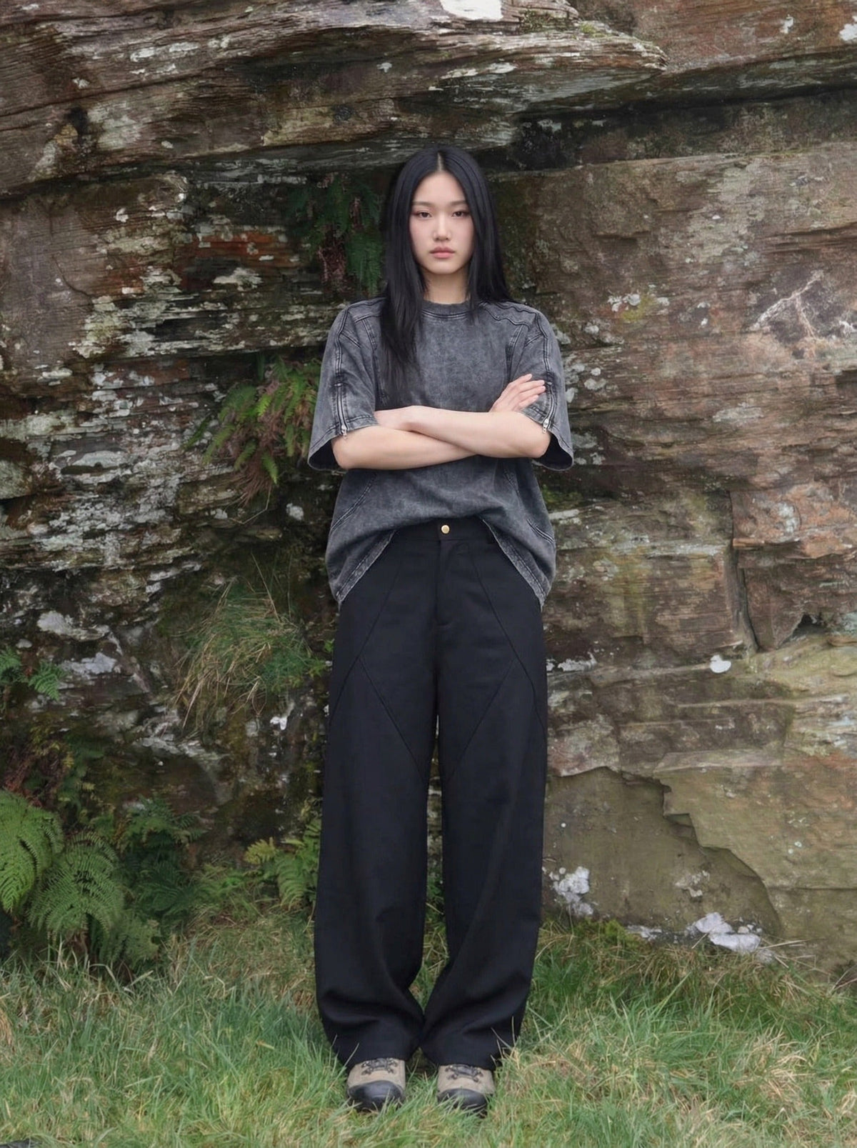 DAXUEN Oversized short-sleeved distressed crewneck T-shirt — model photo