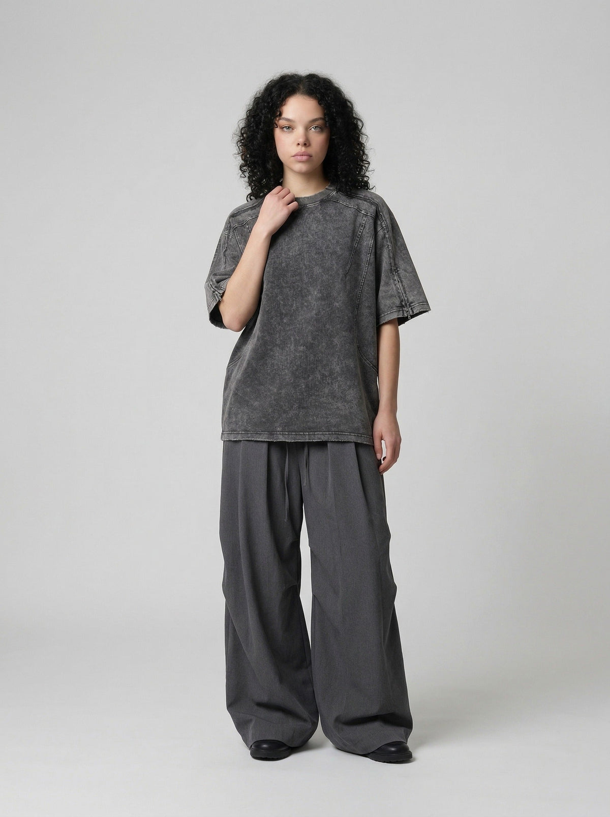 DAXUEN Oversized short-sleeved distressed crewneck T-shirt — model photo