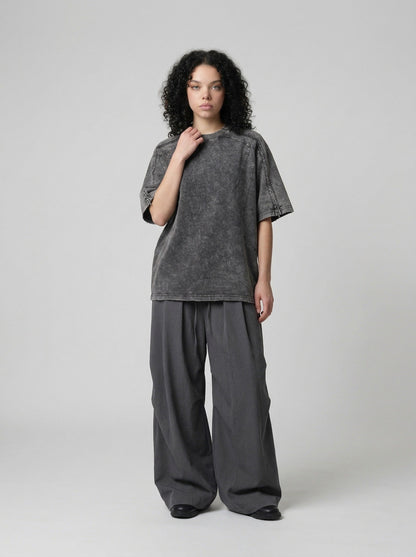 DAXUEN Oversized short-sleeved distressed crewneck T-shirt — model photo