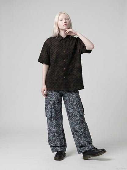 DAXUEN Men's oversized short-sleeved button-up shirt — model photo