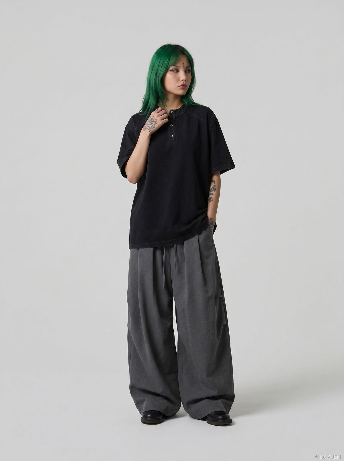 DAXUEN Oversized short-sleeved Henley t-shirt — model photo