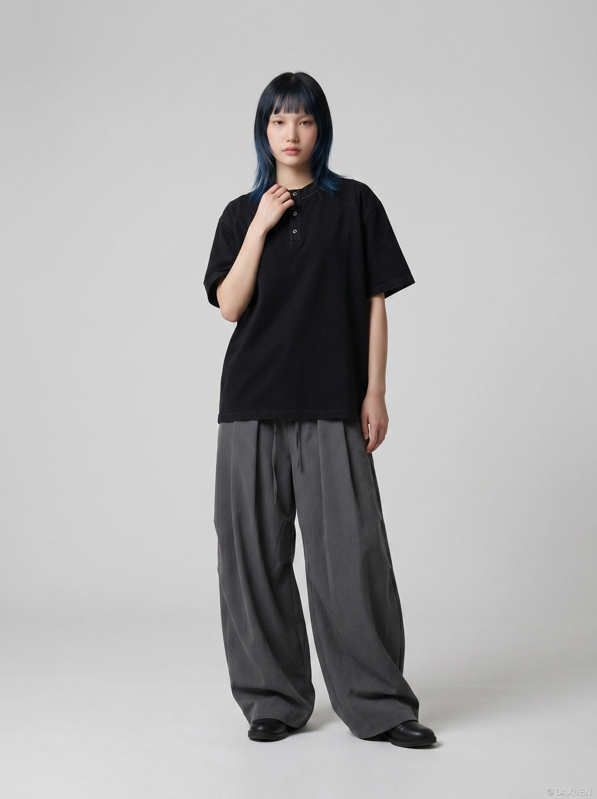 DAXUEN Oversized short-sleeved Henley t-shirt — model photo