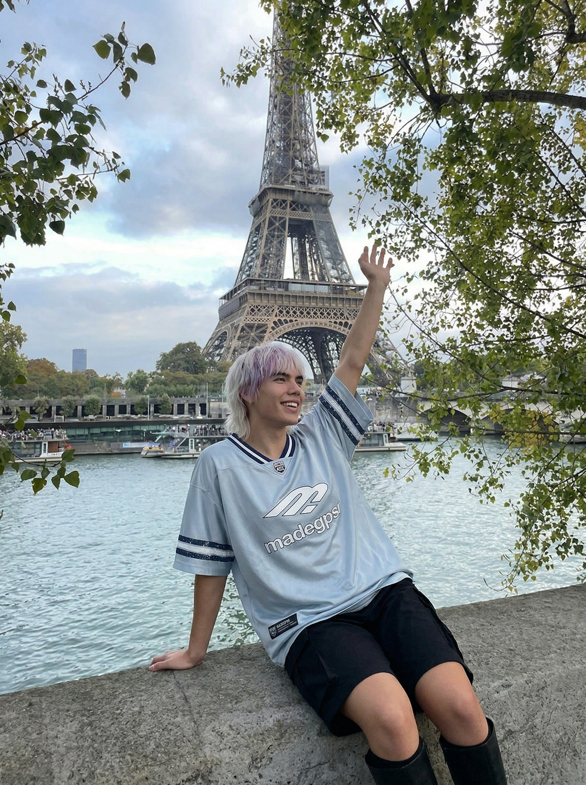 DAXUEN Oversized sports jersey t-shirt in navy blue and light blue — model photo