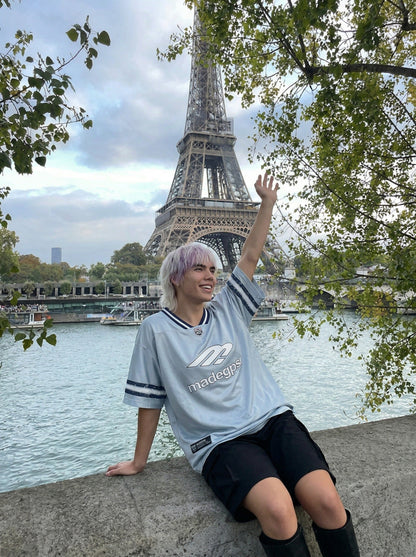 DAXUEN Oversized sports jersey t-shirt in navy blue and light blue — model photo