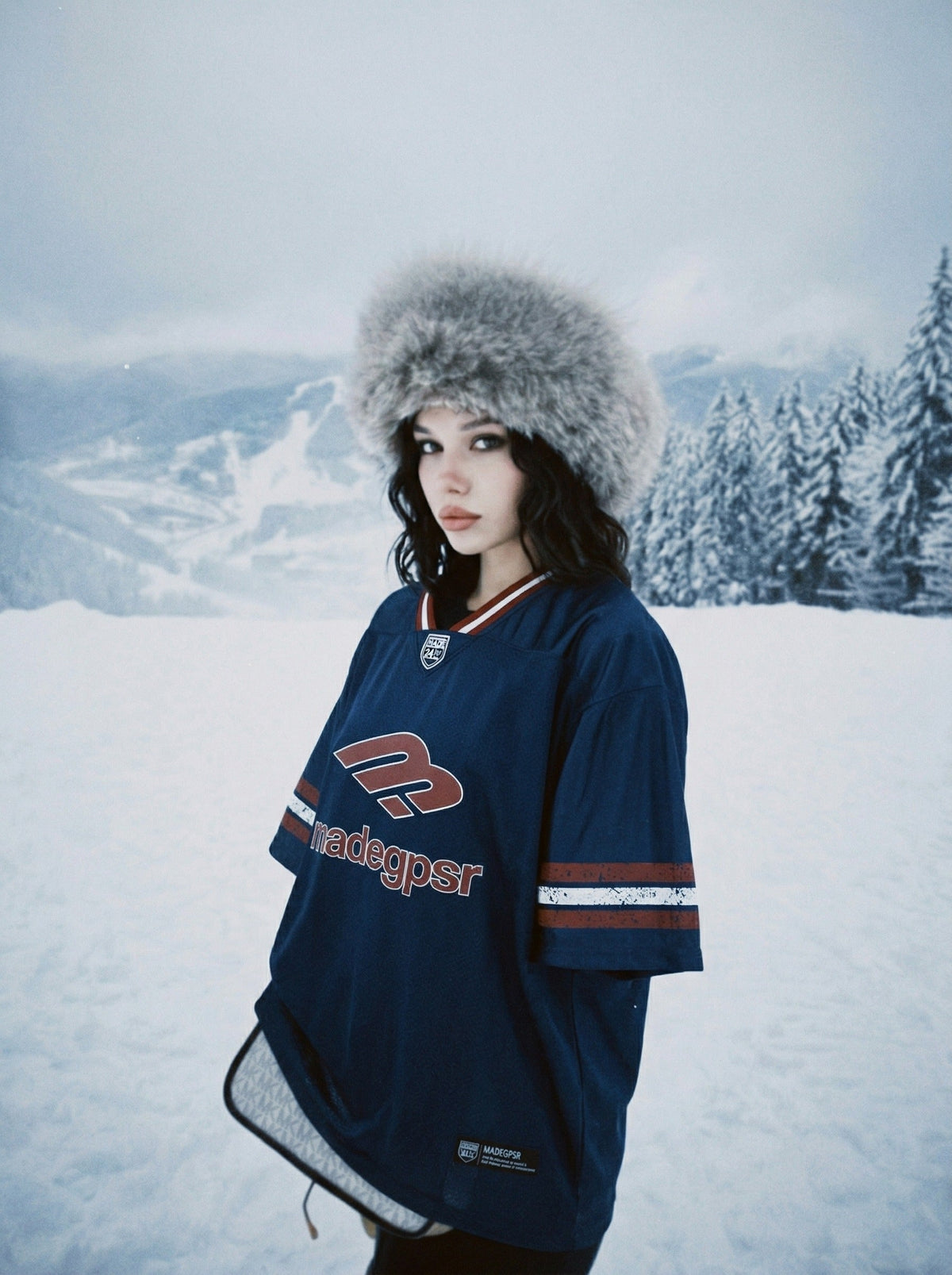 DAXUEN Oversized sports jersey t-shirt in navy blue and light blue — model photo
