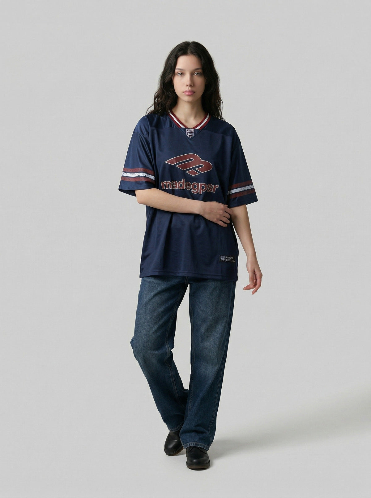 DAXUEN Oversized sports jersey t-shirt in navy blue and light blue — model photo