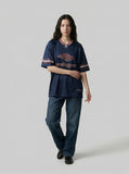 DAXUEN Oversized sports jersey t-shirt in navy blue and light blue — model photo