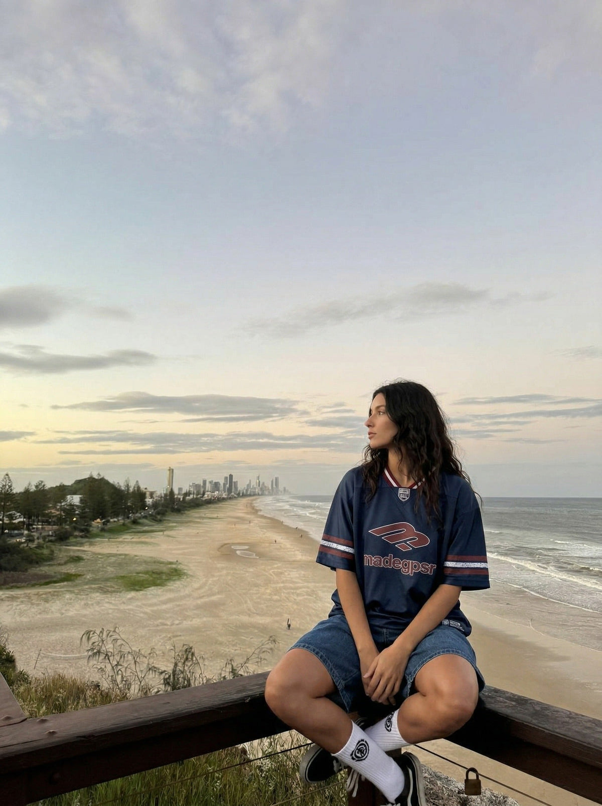 DAXUEN Oversized sports jersey t-shirt in navy blue and light blue — model photo