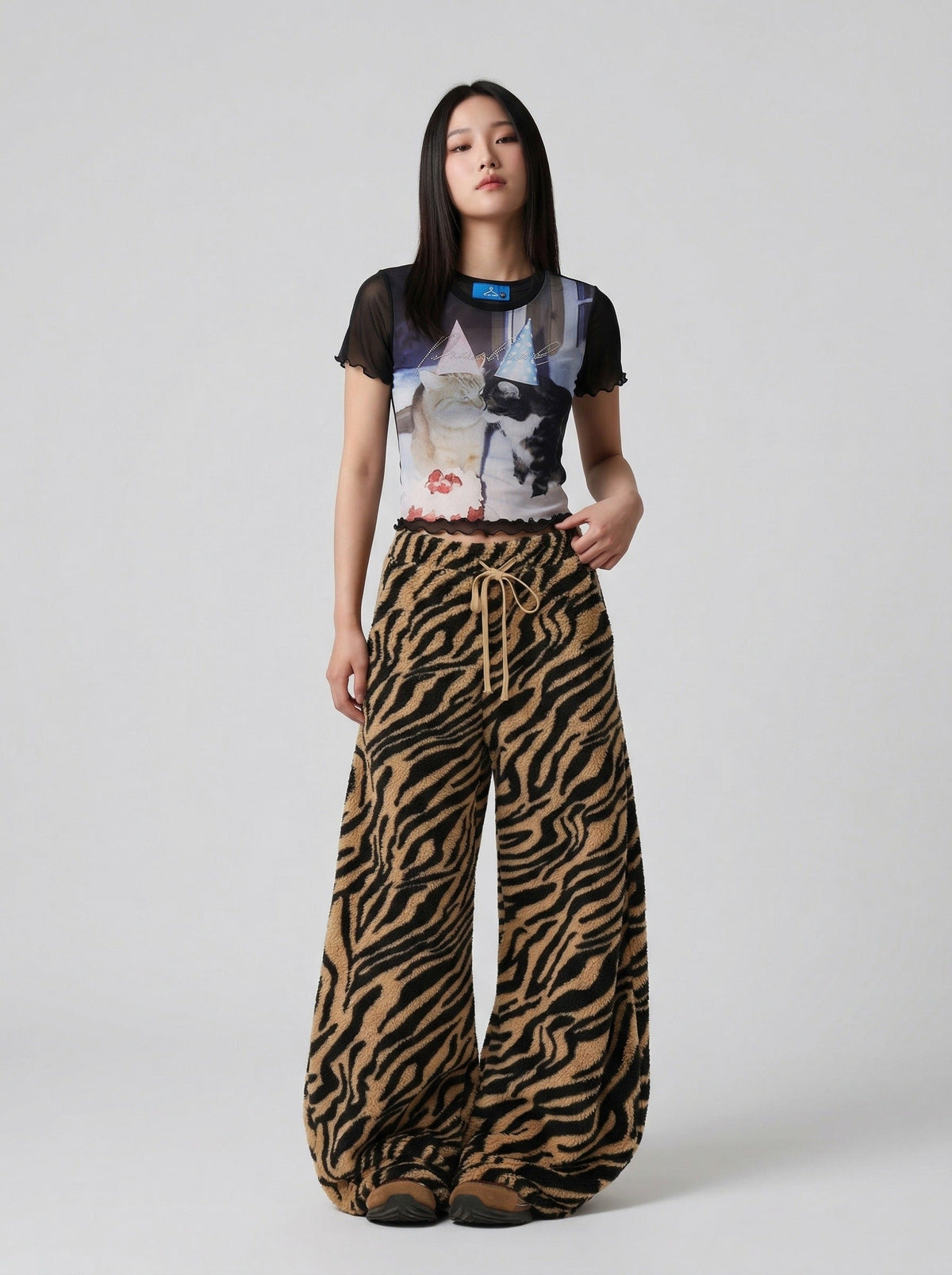 DAXUEN Black slim-fit short-sleeved T-shirt with cat print — model photo