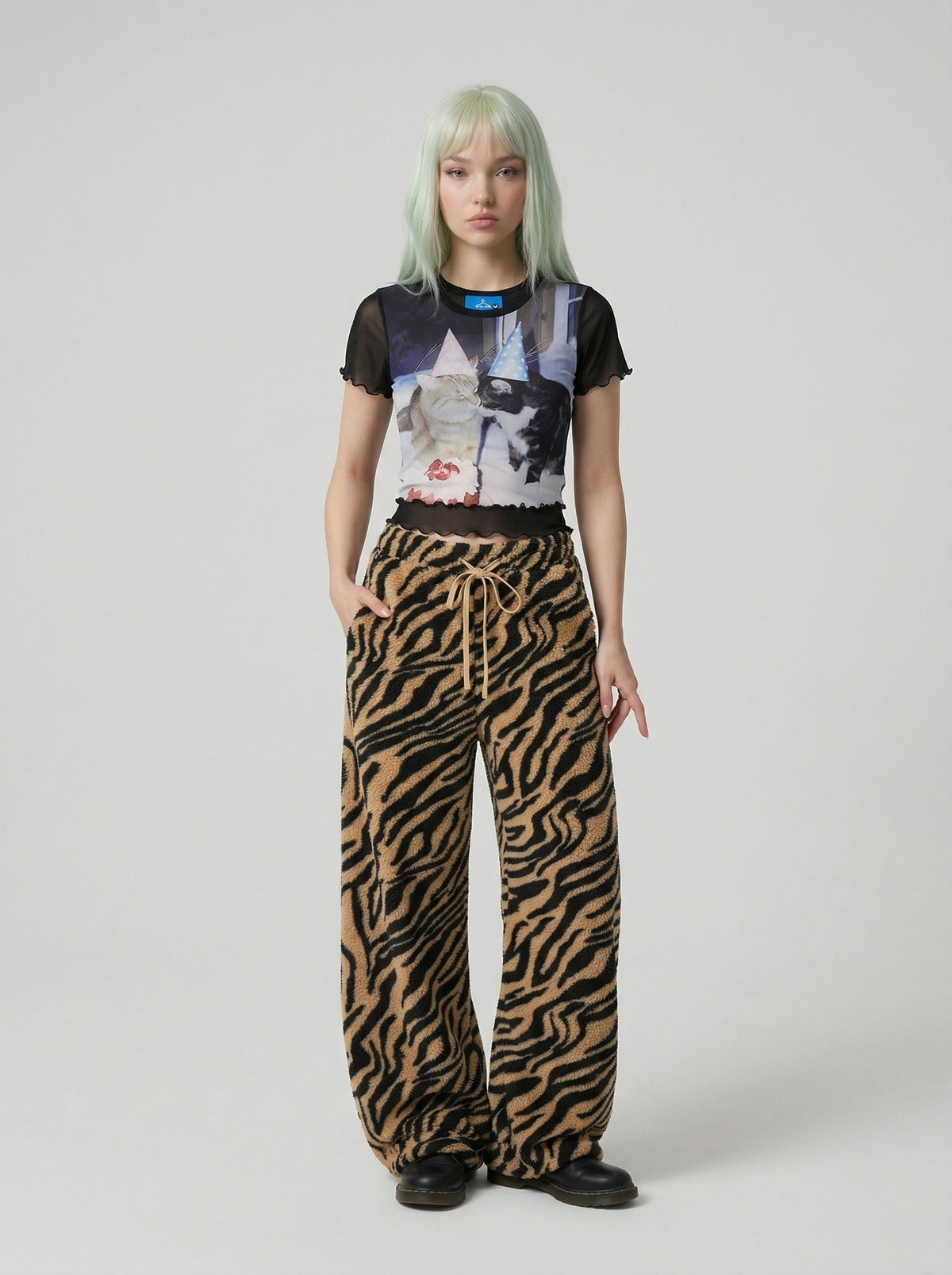 DAXUEN Black slim-fit short-sleeved T-shirt with cat print — model photo