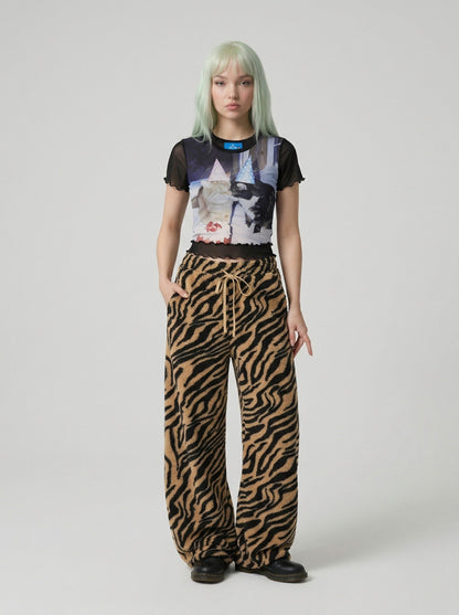 DAXUEN Black slim-fit short-sleeved T-shirt with cat print — model photo