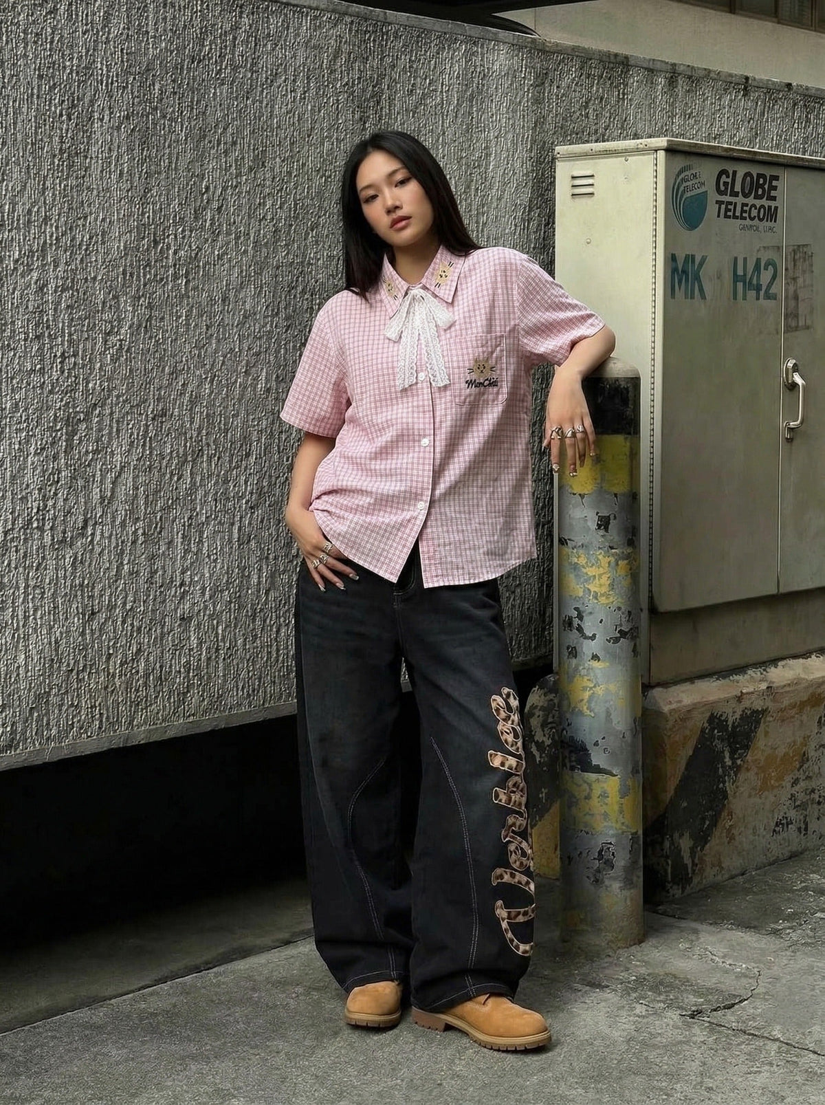 DAXUEN Pink plaid short-sleeved collared shirt with cat embroidery — model photo