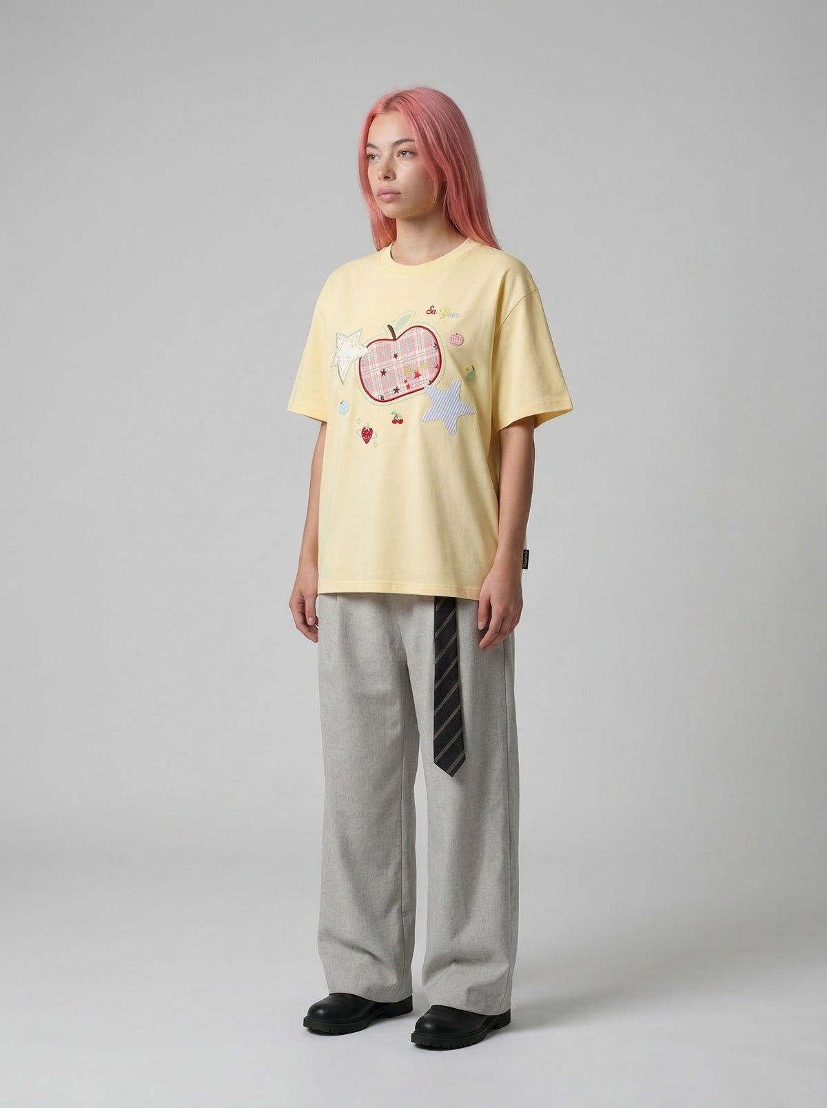 DAXUEN Loose-fitting plaid apple embroidered T-shirt — model photo