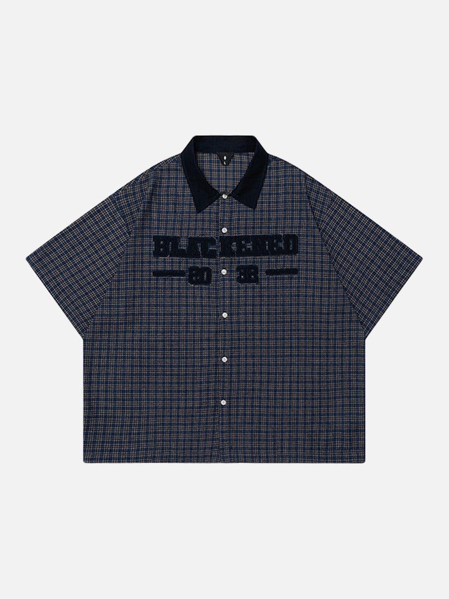 DAXUEN Men's short-sleeved plaid button-up shirt — model photo