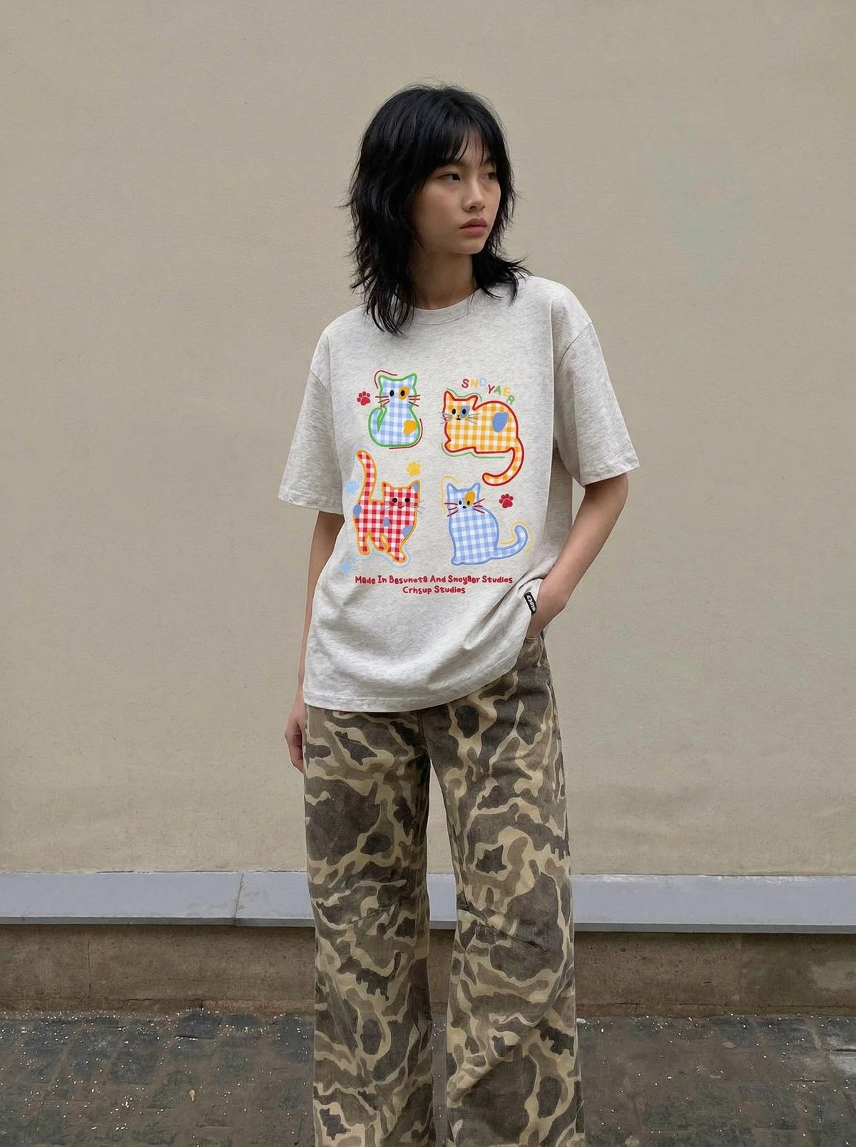 DAXUEN Playful cat graphic t-shirt — model photo