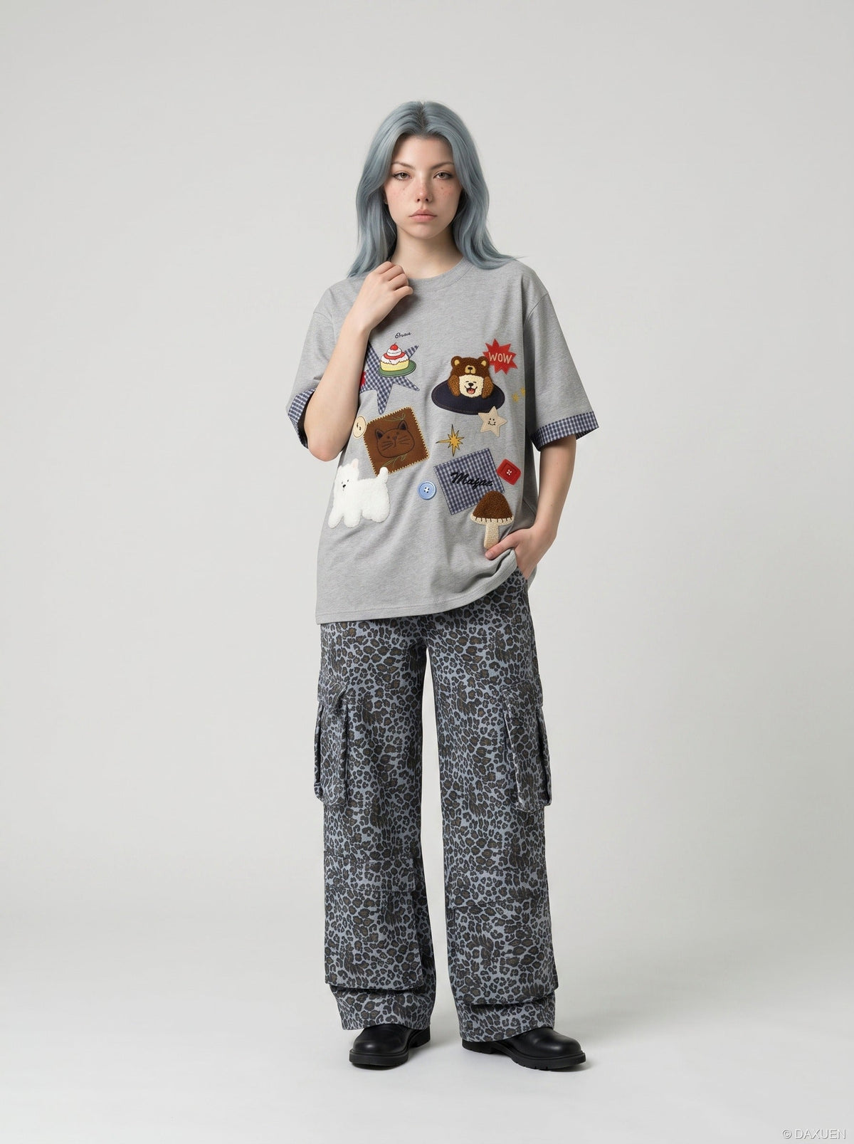 DAXUEN Playful plaid appliqué short-sleeved t-shirt — model photo