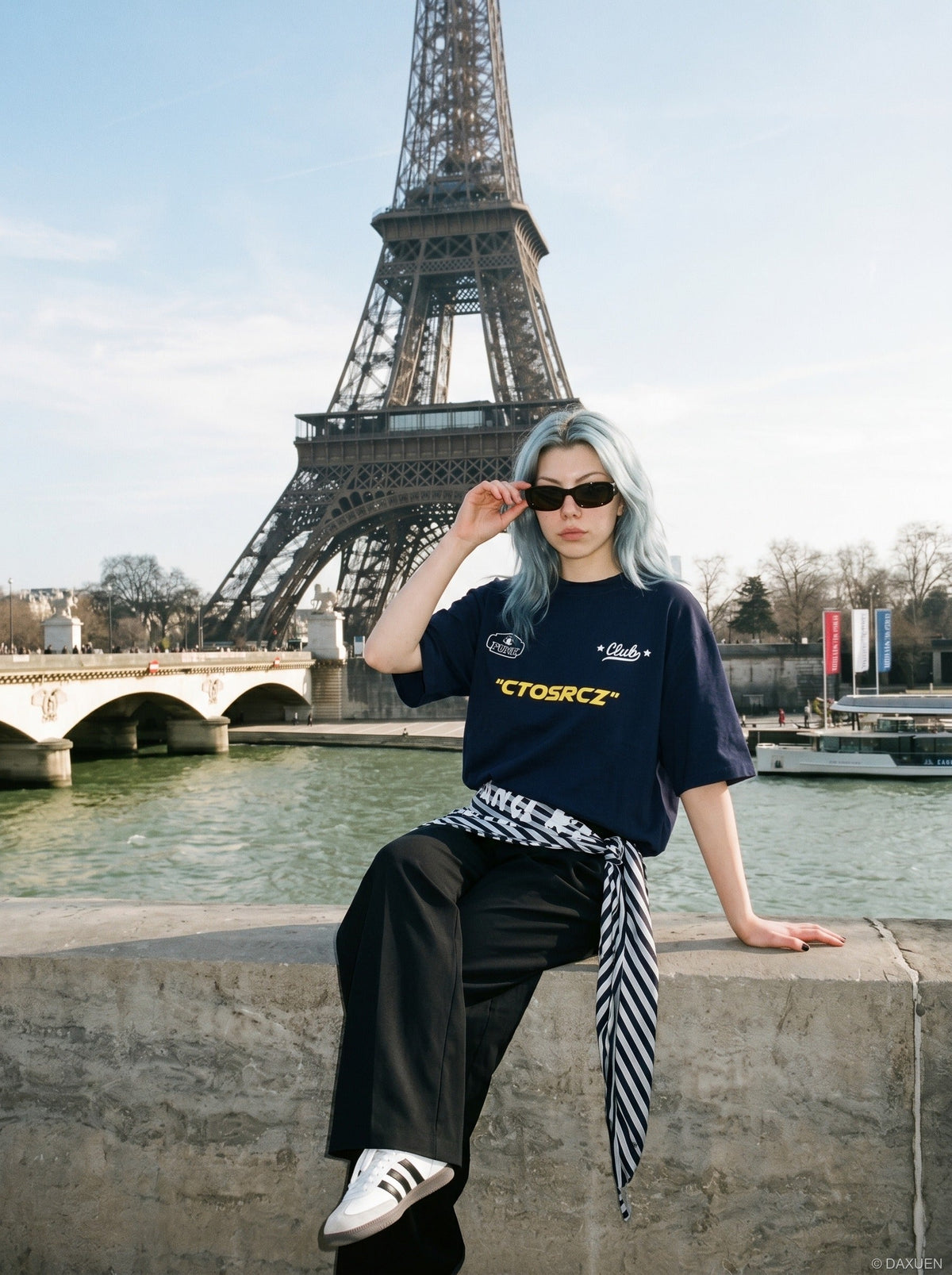 DAXUEN navy blue PUNK emblem short-sleeve t-shirt — model photo