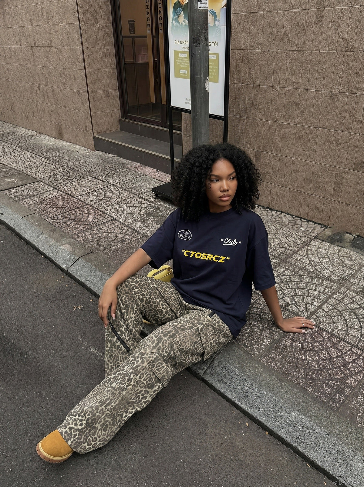 DAXUEN navy blue PUNK emblem short-sleeve t-shirt — model photo