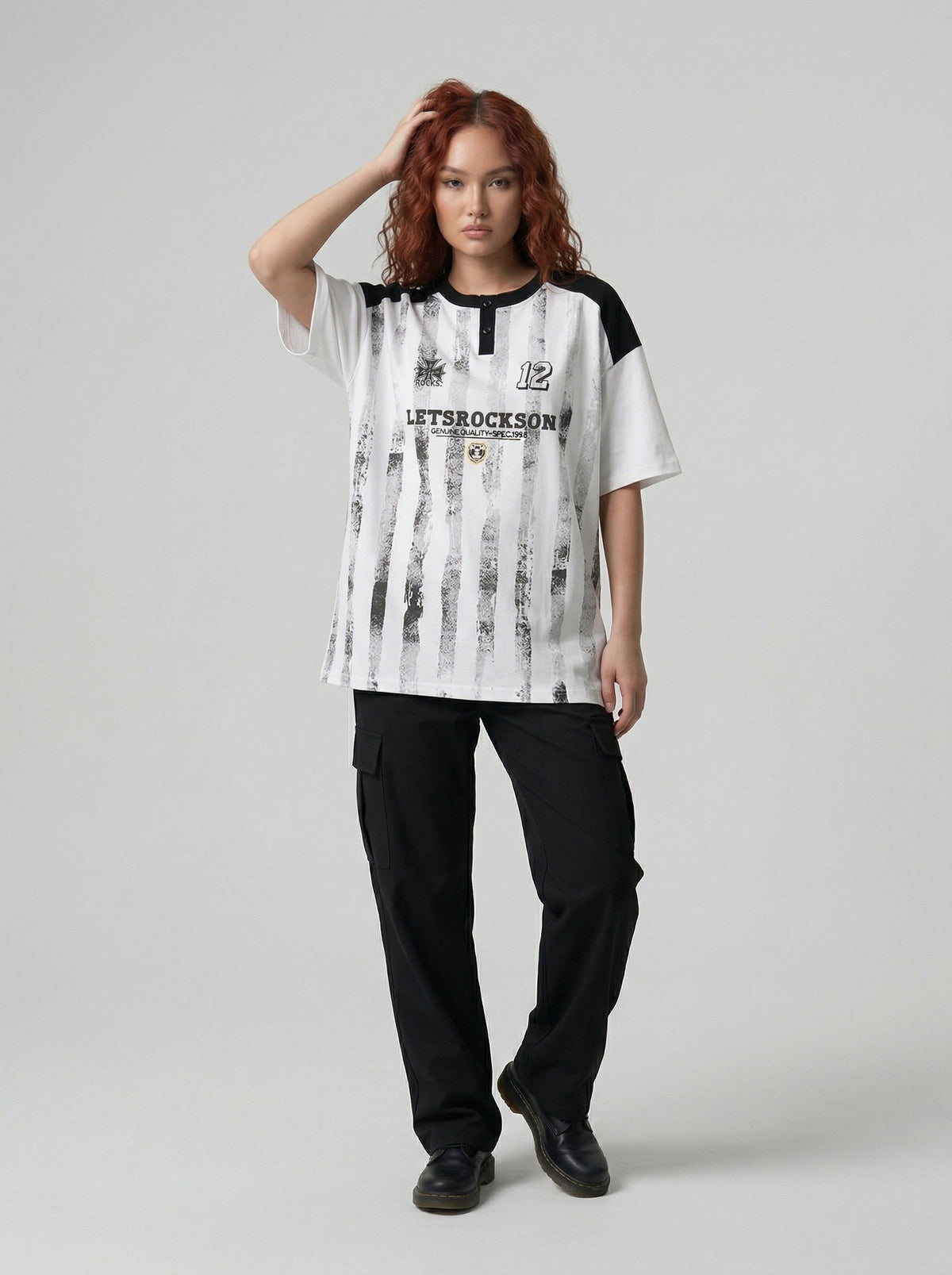 DAXUEN Raglan short-sleeved T-shirt with vertical stripes and graphics — model photo