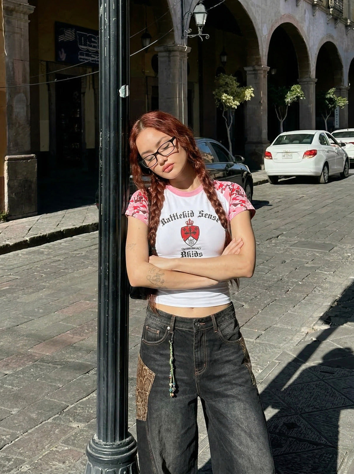 DAXUEN Rattlekid camouflage raglan t-shirt with graphic design — model photo
