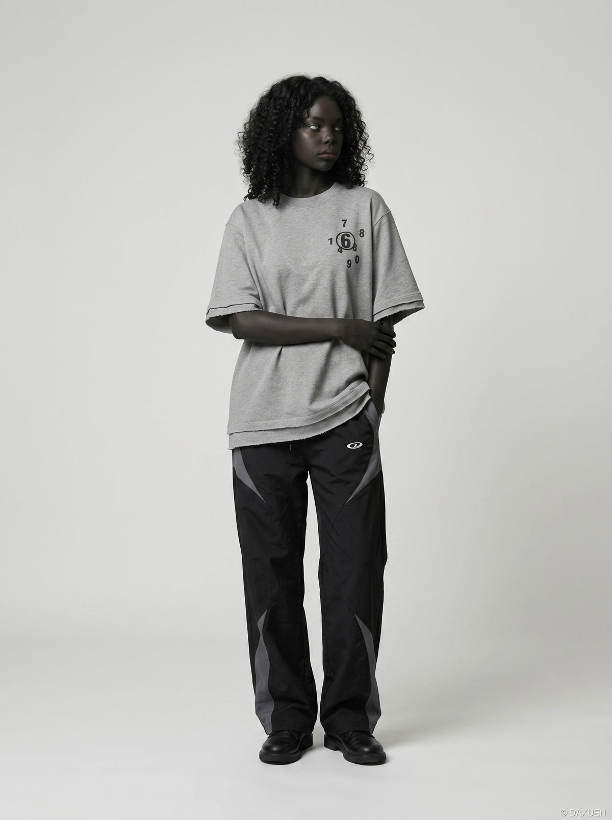 DAXUEN Oversized short-sleeved graphic t-shirt in grey and black — model photo