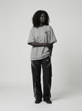 DAXUEN Oversized short-sleeved graphic t-shirt in grey and black — model photo