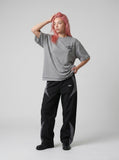 DAXUEN Oversized short-sleeved graphic t-shirt in grey and black — model photo