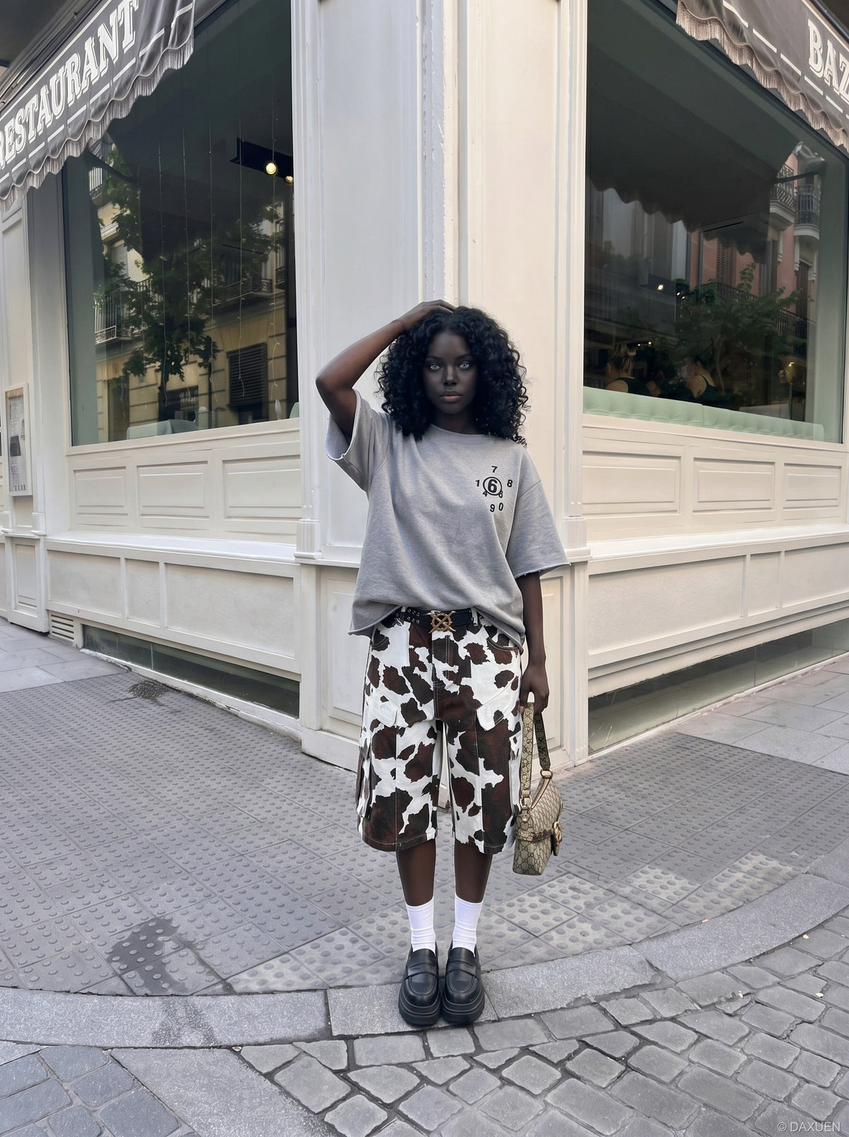 DAXUEN Oversized short-sleeved graphic t-shirt in grey and black — model photo