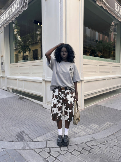 DAXUEN Oversized short-sleeved graphic t-shirt in grey and black — model photo