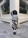 DAXUEN Oversized short-sleeved graphic t-shirt in grey and black — model photo