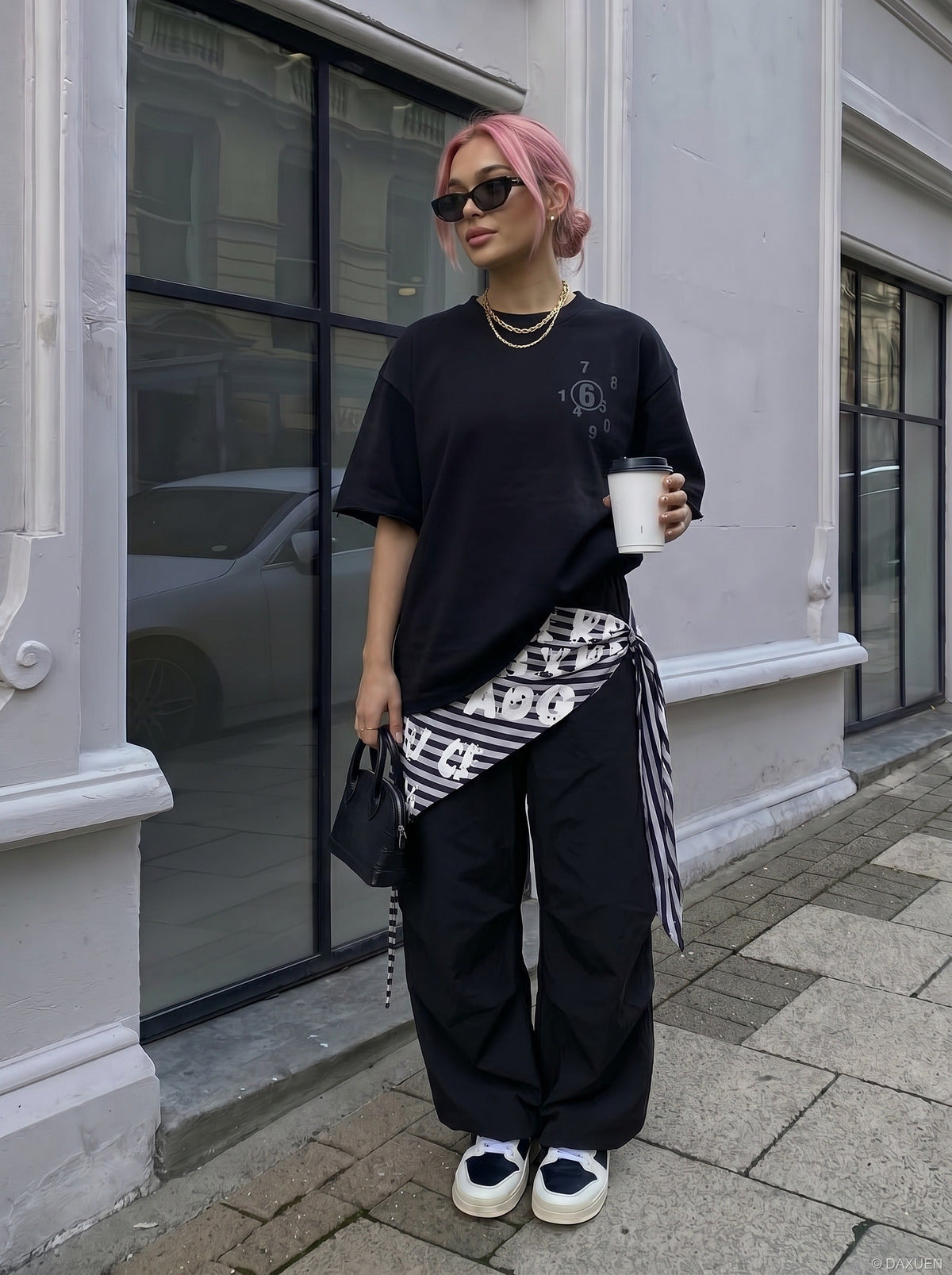 DAXUEN Oversized short-sleeved graphic t-shirt in grey and black — model photo
