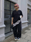 DAXUEN Oversized short-sleeved graphic t-shirt in grey and black — model photo