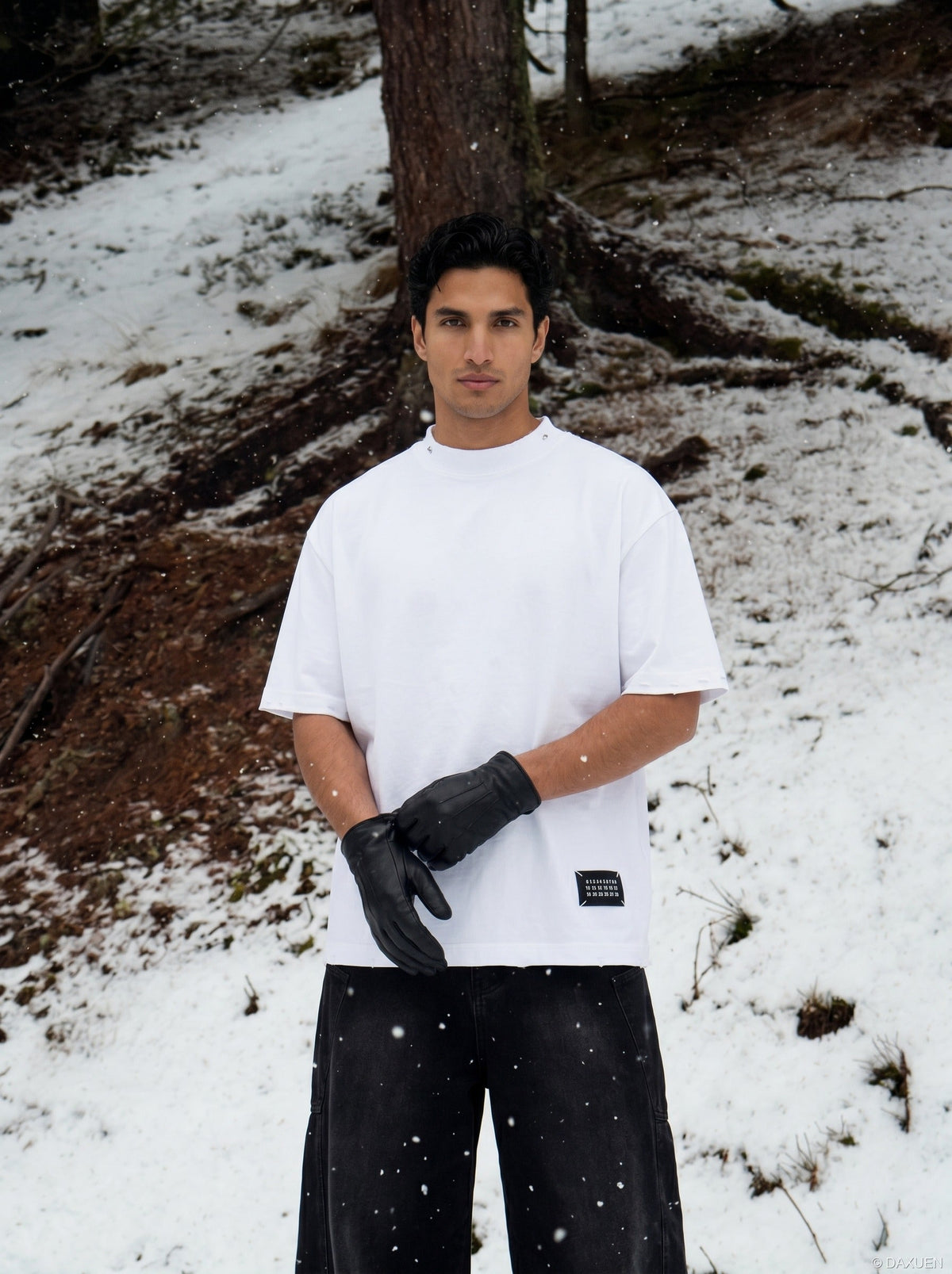 DAXUEN Oversized short-sleeve t-shirt with raw edges — model photo