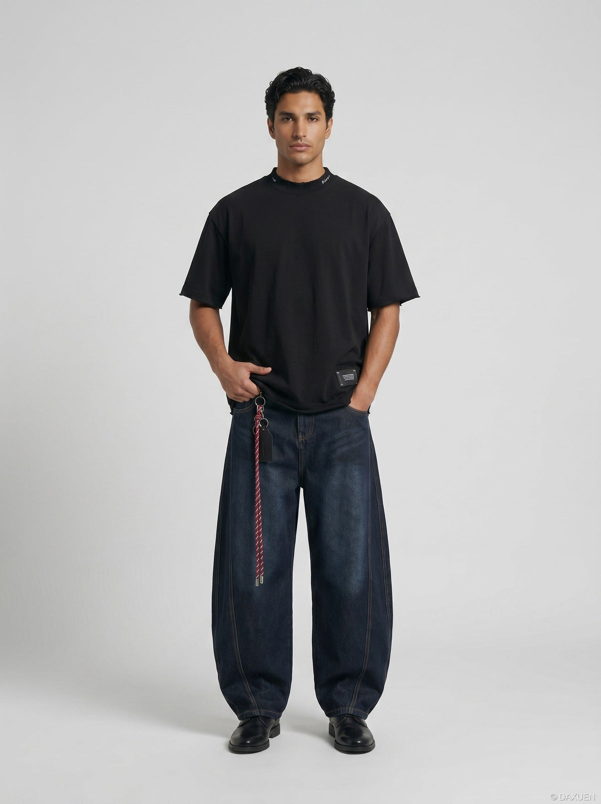 DAXUEN Oversized short-sleeve t-shirt with raw edges — model photo