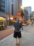 DAXUEN Relaxed-fit cargo shorts in solid colors — model photo