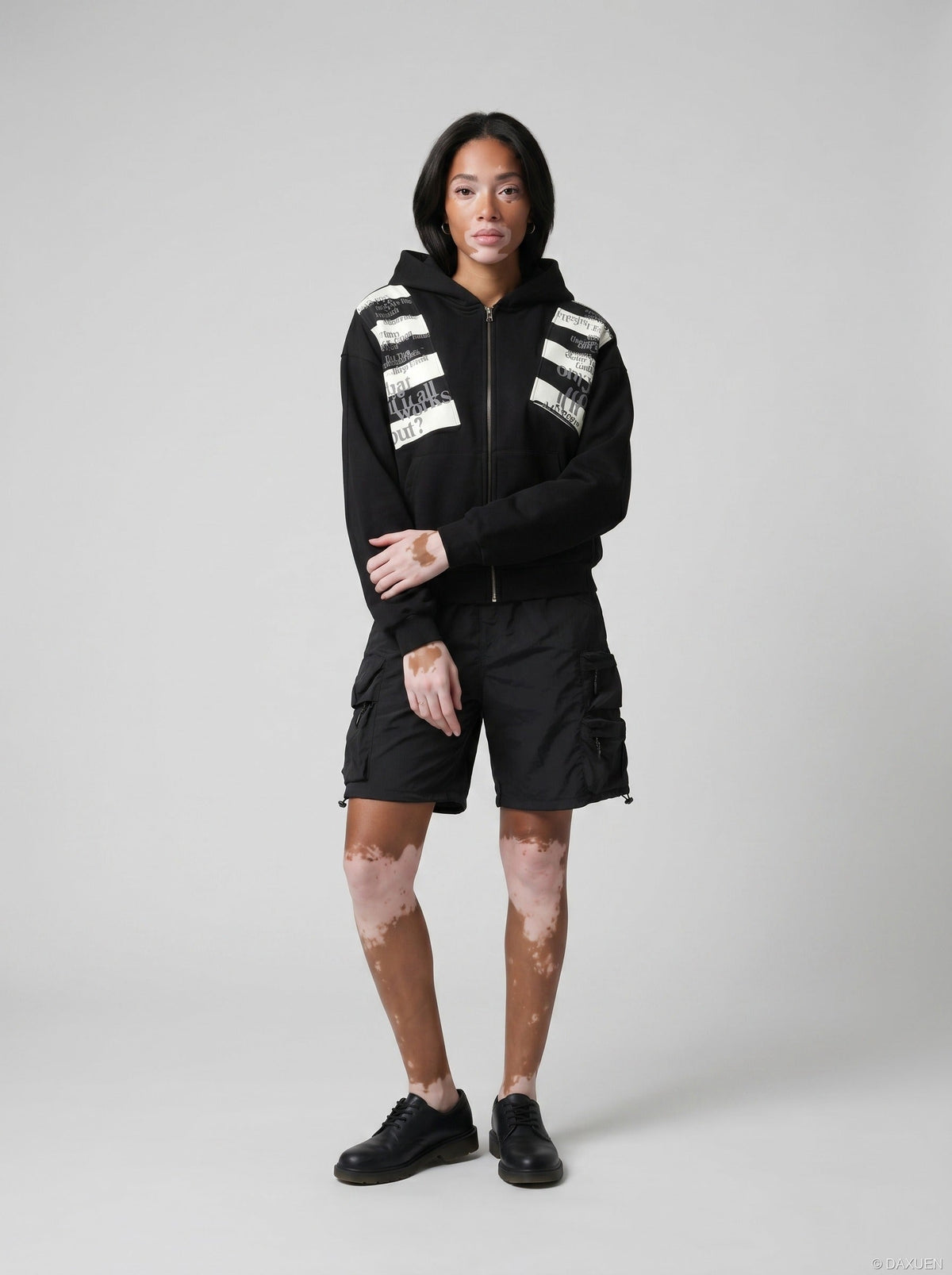 DAXUEN Relaxed fit cargo shorts in solid colours — model photo