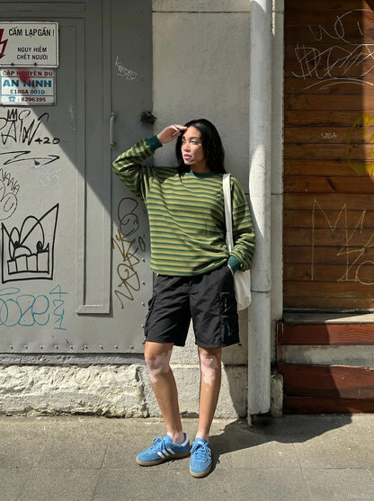 DAXUEN Relaxed fit cargo shorts in solid colours — model photo