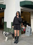 DAXUEN Relaxed fit cargo shorts in solid colours — model photo