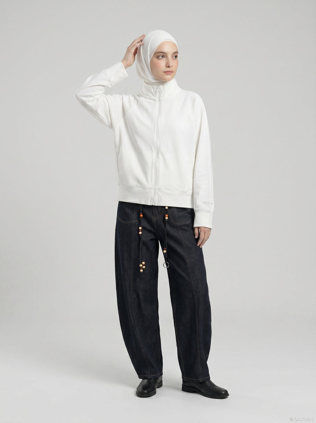 DAXUEN Lightweight full-zip jacket in solid colors — model photo