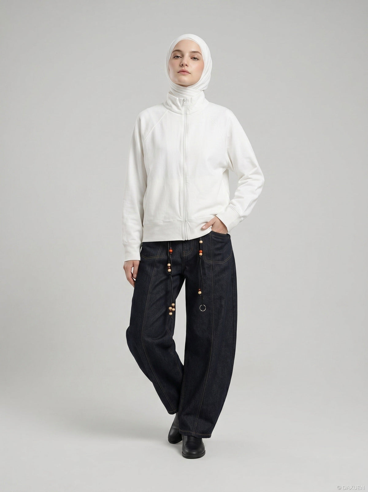 DAXUEN Lightweight full-zip jacket in solid colors — model photo