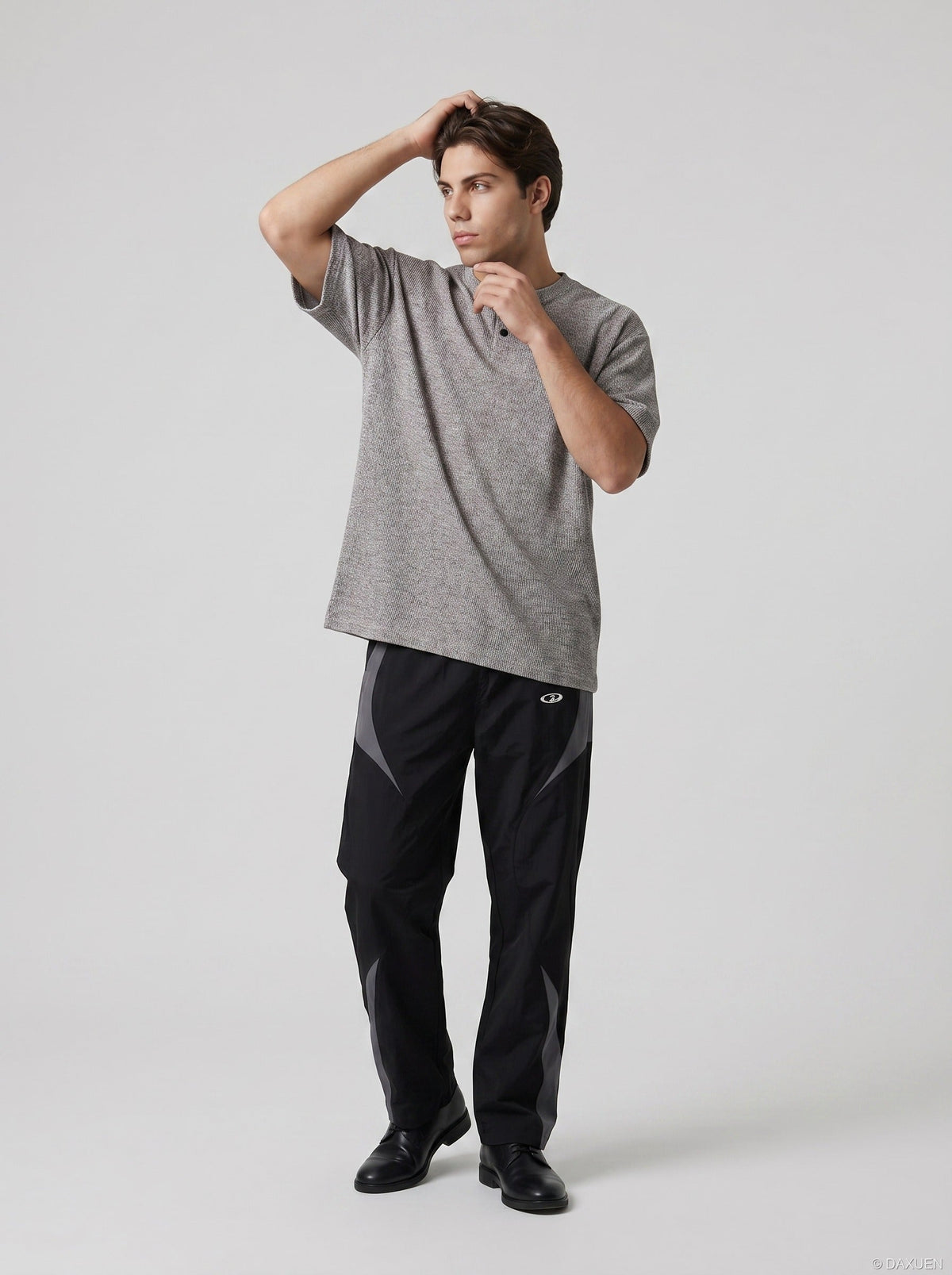 DAXUEN Men's relaxed-fit short-sleeved knit top — model photo