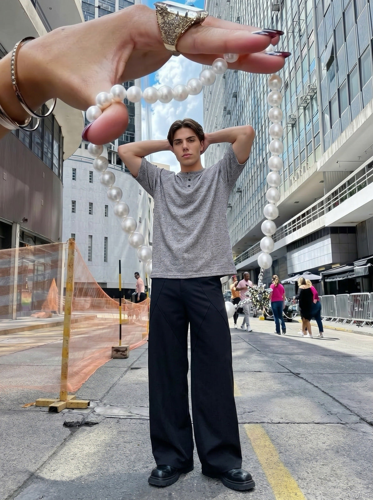 DAXUEN Men's relaxed-fit short-sleeved knit top — model photo